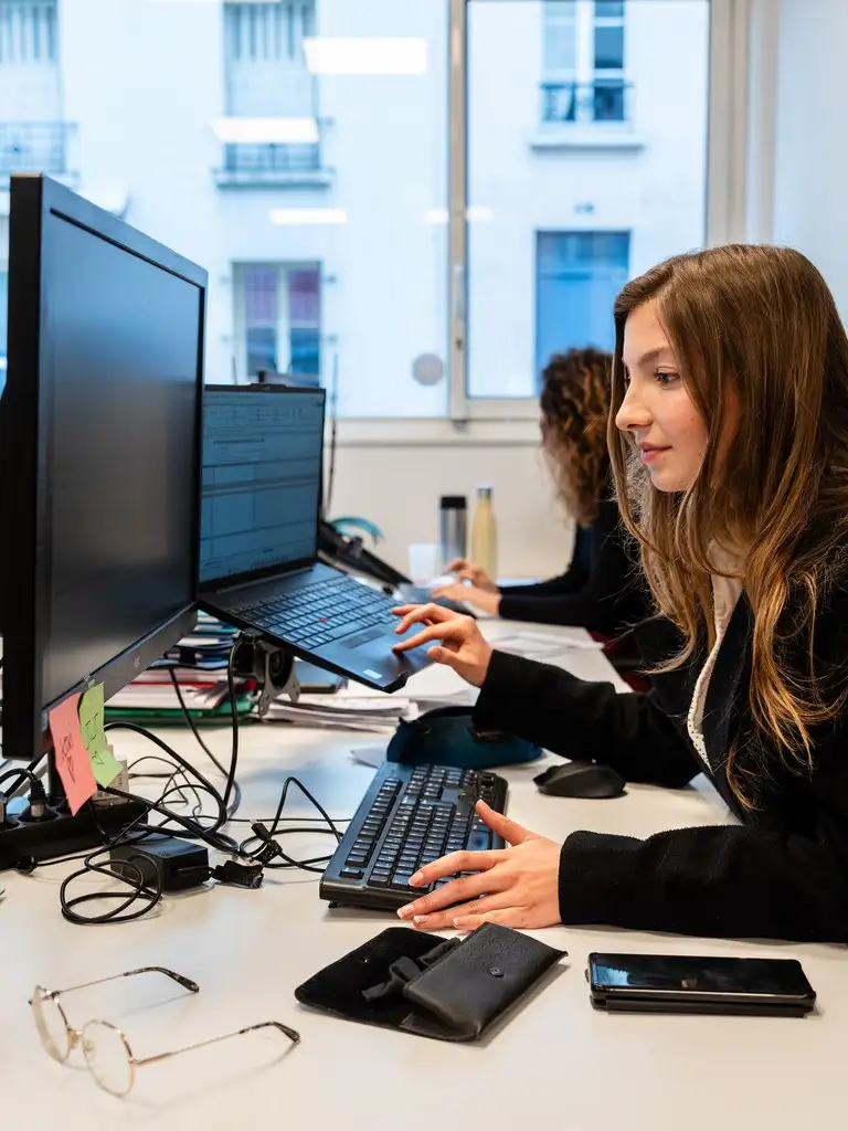 Femme faisant partie des équipes d'Ingetec en train de travailler sur sur ordinateur