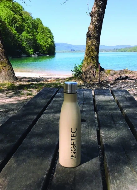 gourde ingetec sur une table sur une plage de l'ile de la Réunion