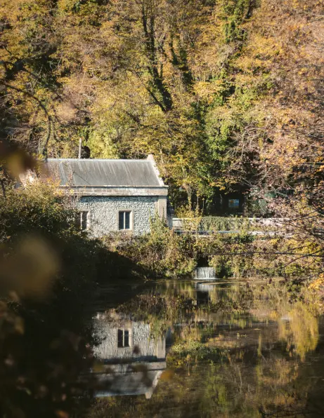 Maison en pierre au bord d'un cours d'eau