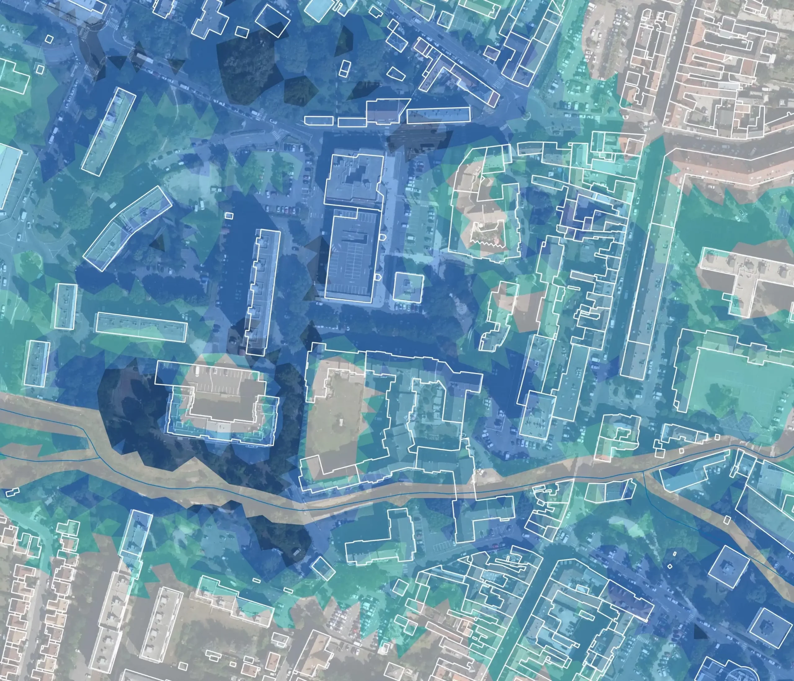 Carte thématique d'une zone urbaine avec des bâtiments représentés en blanc et des dégradés de bleu et vert. Les nuances indiquent probablement des niveaux d'inondation ou des zones d'impact hydrologique