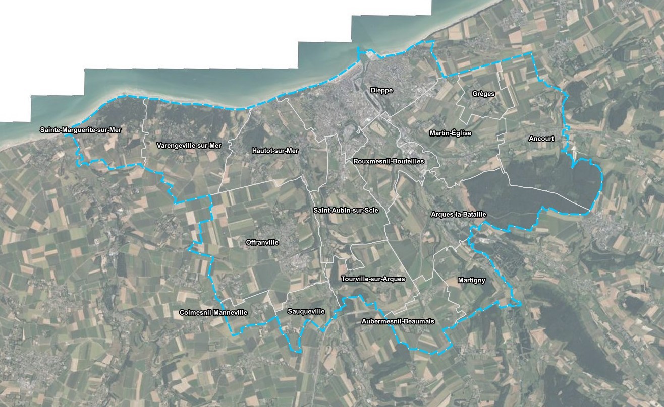 Carte aérienne présentant la région autour de Dieppe, avec des communes délimitées par des traits bleus et des noms de villes comme Sainte-Marguerite-sur-Mer, Arques-la-Bataille et Offranville.