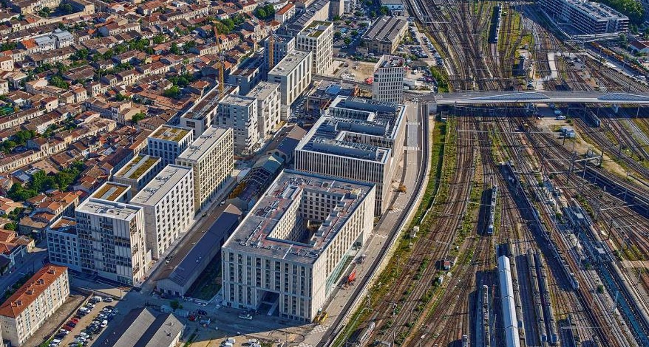 "Vue aérienne d’un quartier urbain moderne avec des immeubles récents, adjacent à des voies ferrées secteur Amédée Saint Germain, Bordeaux (33)