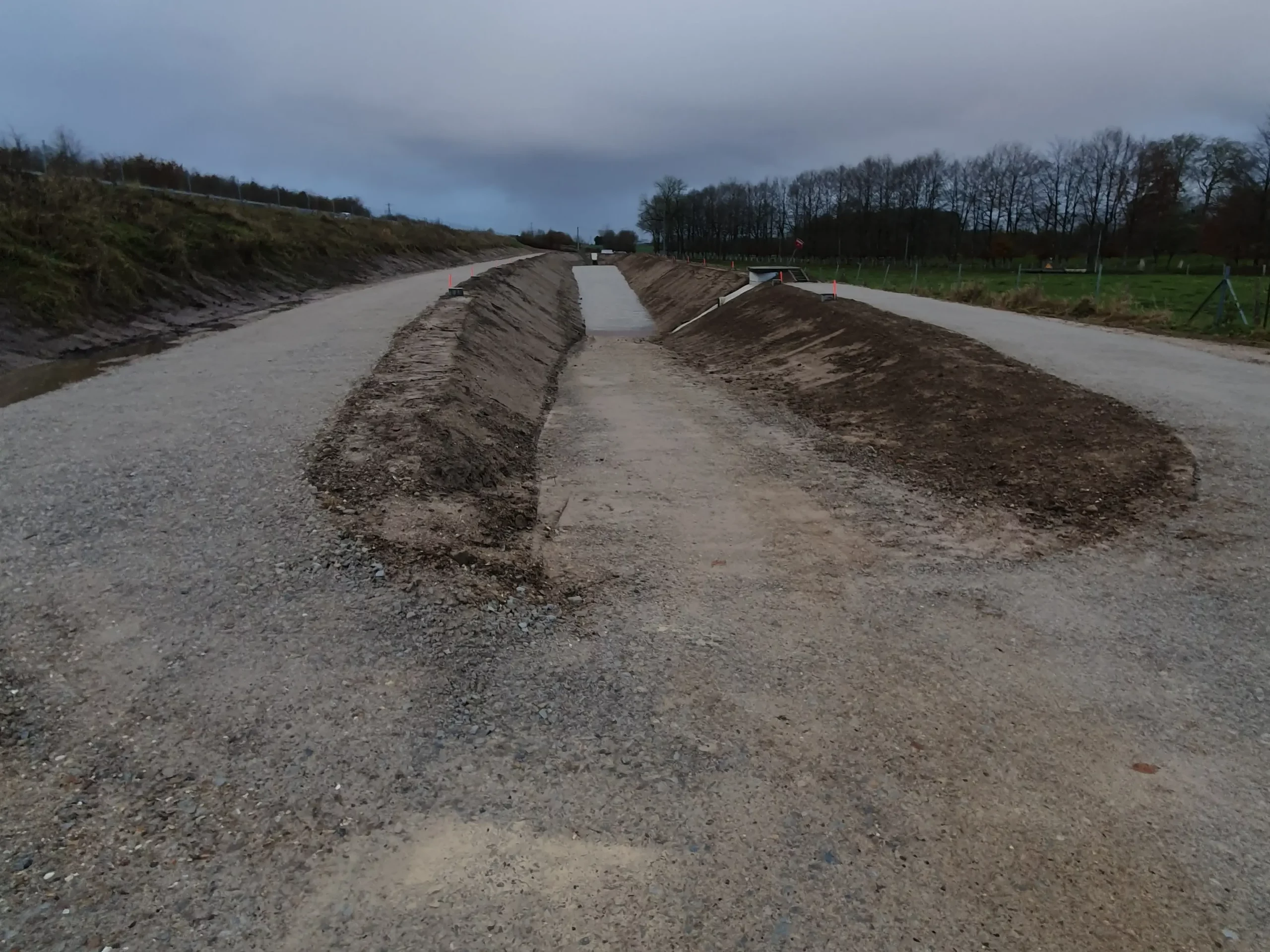 Photo d'un chantier de réhabilitation des bassins sur le réseau SANEF-SAPN, avec des aménagements de terrains en cours.