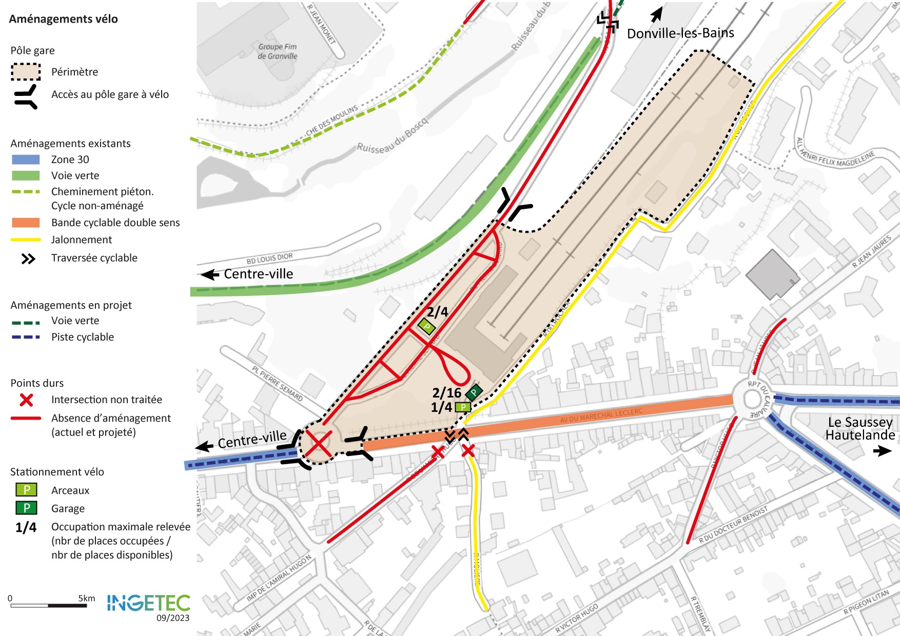 Plan d'aménagements cyclables autour du pôle gare de Granville, avec des itinéraires existants et en projet (voies vertes, pistes cyclables) et des points durs signalés pour traitement. Des zones de stationnement vélo sont également indiquées.